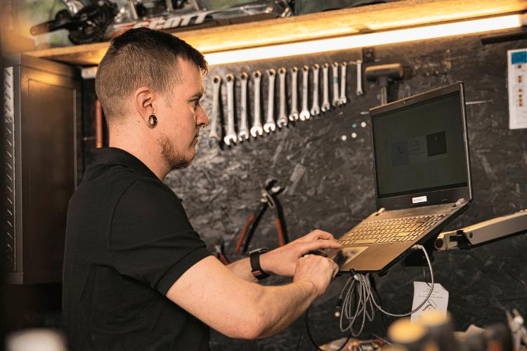 Beratung eines E-BIKE Finanzierungskunden von einem E-BIKE KASTEN Mitarbeiter am Schreibtisch